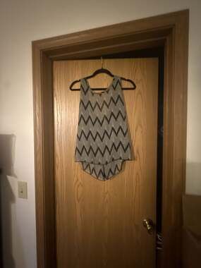 Chevron Print High-Low Sleeveless Tank Top with Back Bow Detail